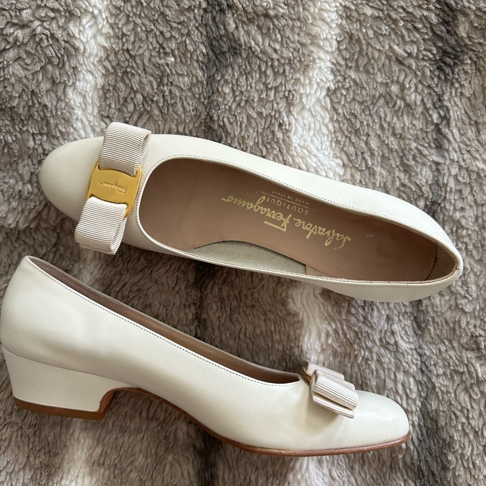 Stunning Classic Salvatore Ferragamo Women's Cream Pumps